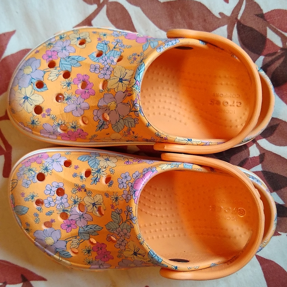 Girls crocs